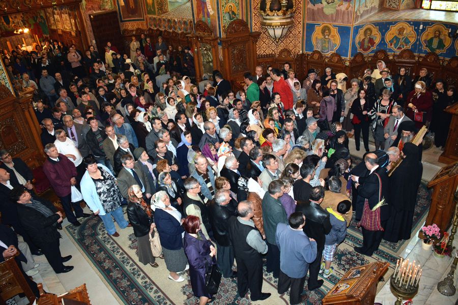 Pelerinaj închinat Maicii Domnului, la Roman