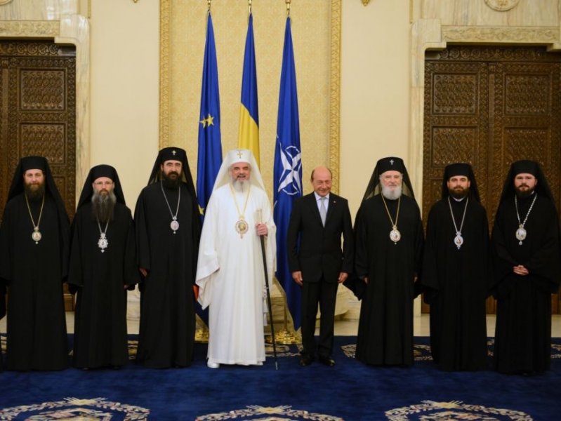 Nouă ierarhi români din diaspora decoraţi la Cotroceni