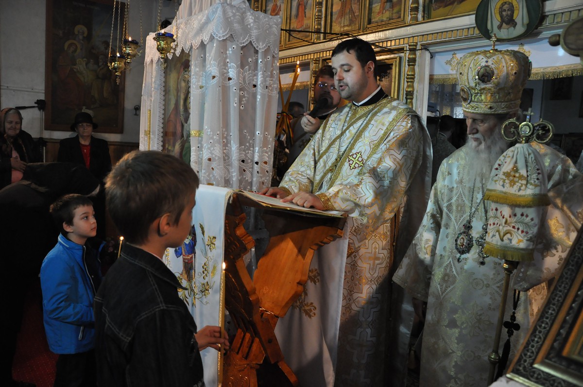 Liturghie arhierească la hramul catedralei din Fălticeni Liturghie arhierească la hramul catedralei din Fălticeni