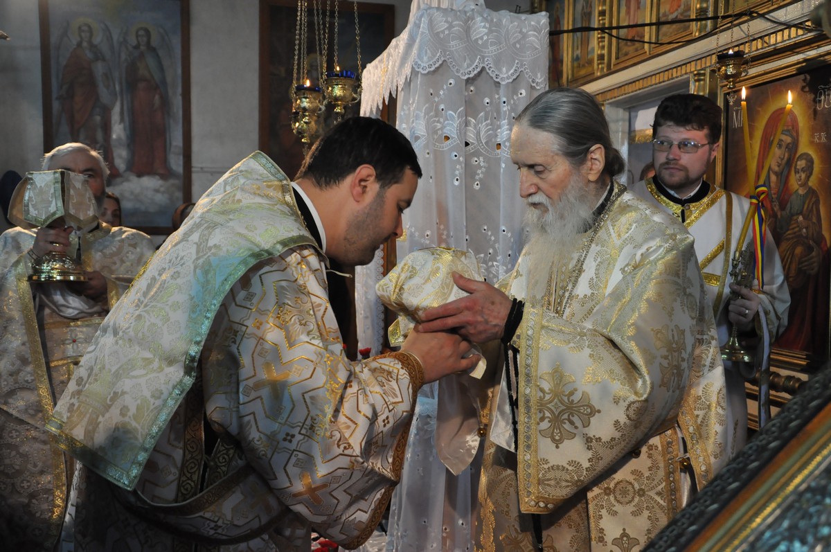 Liturghie arhierească la hramul catedralei din Fălticeni