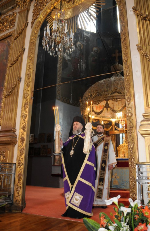 Credincioşii brăileni s-au împărtăşit din apa sfinţită izvorâtă din izvorul aflat sub Sfântul Altar al Bisericii „Buna Vestire“