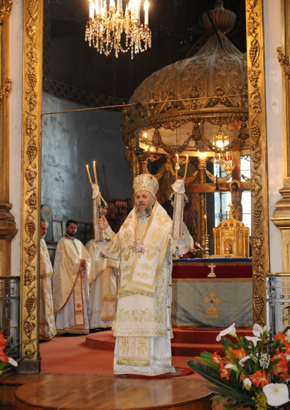 Credincioşii brăileni s-au împărtăşit din apa sfinţită izvorâtă din izvorul aflat sub Sfântul Altar al Bisericii „Buna Vestire“