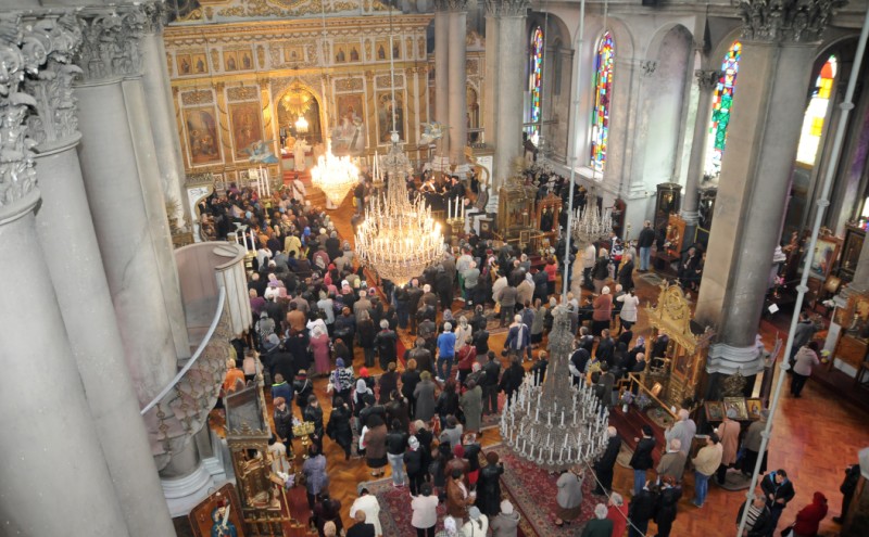 Credincioşii brăileni s-au împărtăşit din apa sfinţită izvorâtă din izvorul aflat sub Sfântul Altar al Bisericii „Buna Vestire“