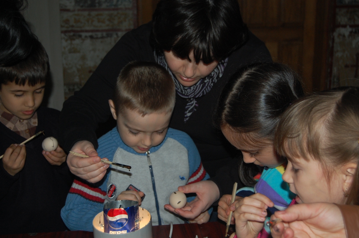 „Micii apostoli” au încondeiat ouă