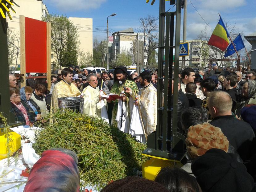 Sfinţirea crucilor Bisericii „Intrarea Domnului în Ierusalim“ din Bacău