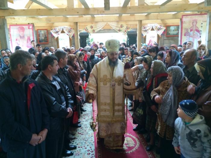 Biserica Schitului Izvorul Tămăduirii din Floreşti-Stoeneşti a fost sfinţită