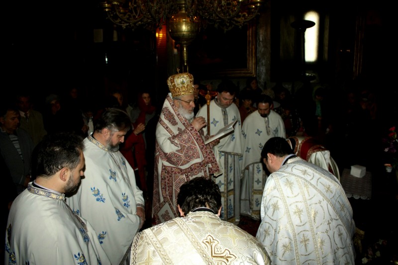 Liturghie arhierească oficiată la Biserica Domnească din municipiul Piteşti