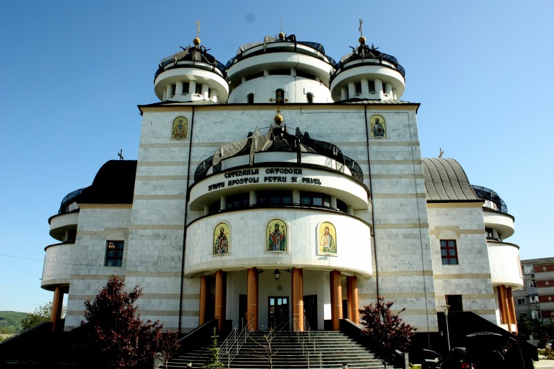 Doi ierarhi au slujit ieri în cel mai mare lăcaş de cult din cuprinsul Eparhiei Argeşului şi Muscelului