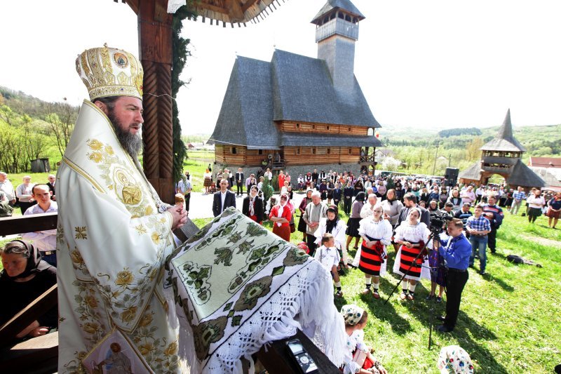 Sfinţire de biserică în Maramureş