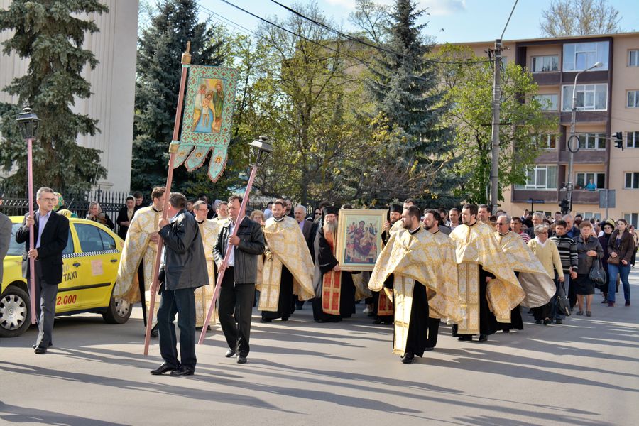 Pelerinaj închinat Maicii Domnului, la Roman