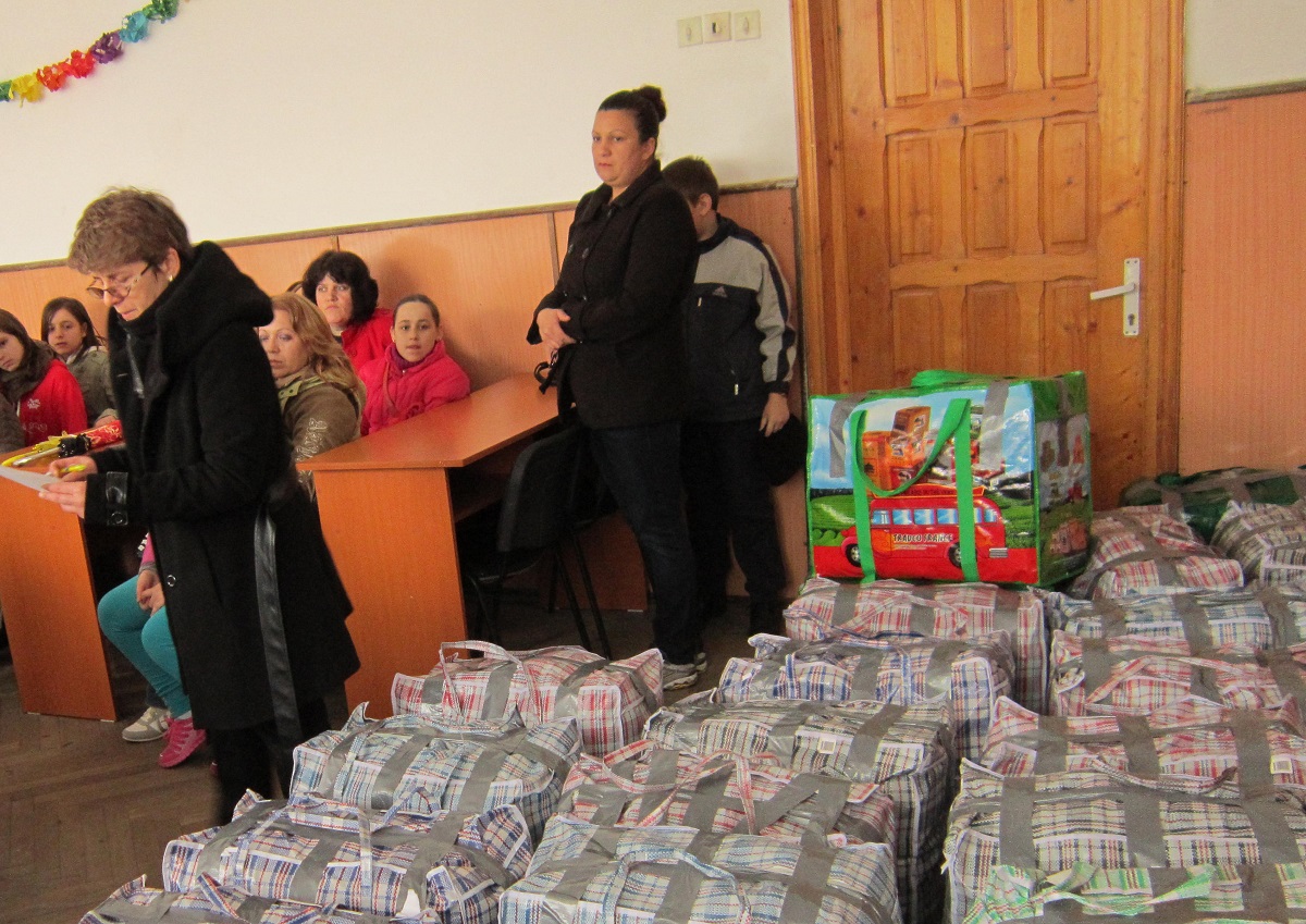 Daruri pentru elevii nevoiaşi de la Şcoala „Ion Ghica“ din Iaşi