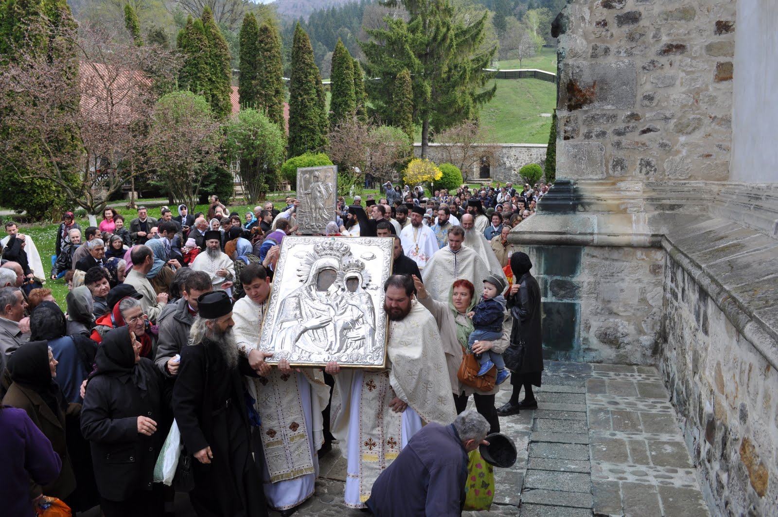 Procesiuni în ziua sărbătorii Izvorului Tămăduirii