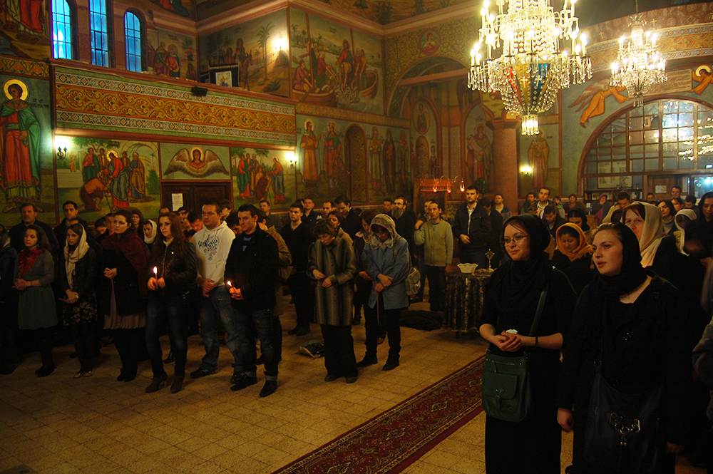 De ce nu se stă jos la cei şase psalmi?