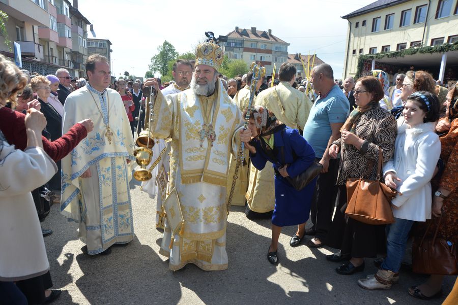 Sfinţirea altarului bisericii Parohiei Sascut-Târg