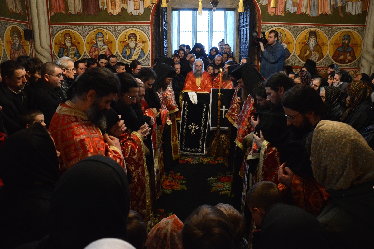 Stareţul Putnei, la rânduiala spălării picioarelor: „Numai prin smerenie şi slujire putem iubi” Stareţul Putnei, la rânduiala spălării picioarelor: „Numai prin smerenie şi slujire putem iubi”