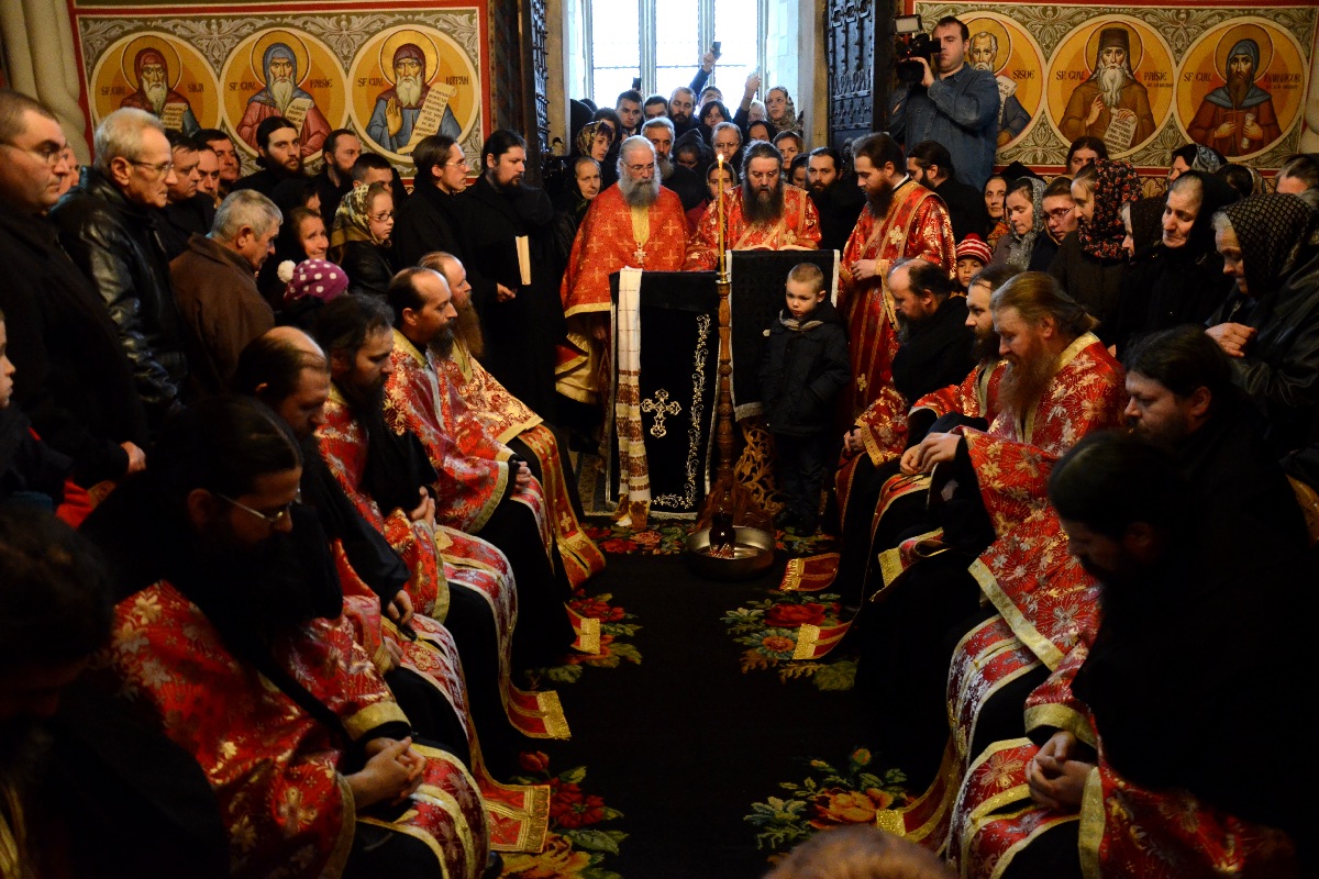 Stareţul Putnei, la rânduiala spălării picioarelor: „Numai prin smerenie şi slujire putem iubi” Stareţul Putnei, la rânduiala spălării picioarelor: „Numai prin smerenie şi slujire putem iubi”