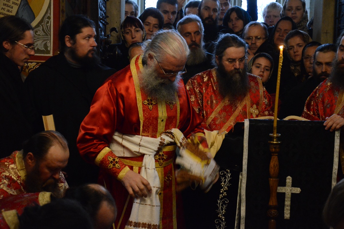 Stareţul Putnei, la rânduiala spălării picioarelor: „Numai prin smerenie şi slujire putem iubi” Stareţul Putnei, la rânduiala spălării picioarelor: „Numai prin smerenie şi slujire putem iubi”