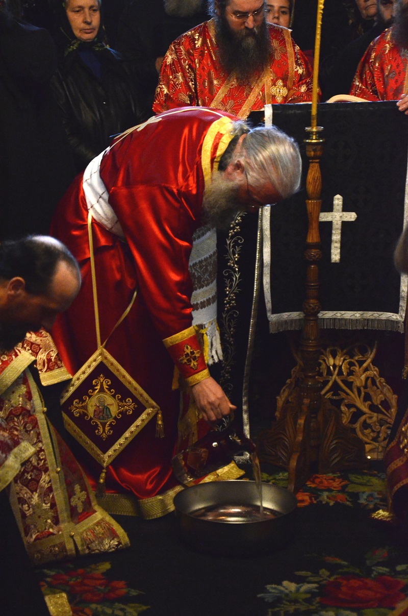 Stareţul Putnei, la rânduiala spălării picioarelor: „Numai prin smerenie şi slujire putem iubi” Stareţul Putnei, la rânduiala spălării picioarelor: „Numai prin smerenie şi slujire putem iubi”