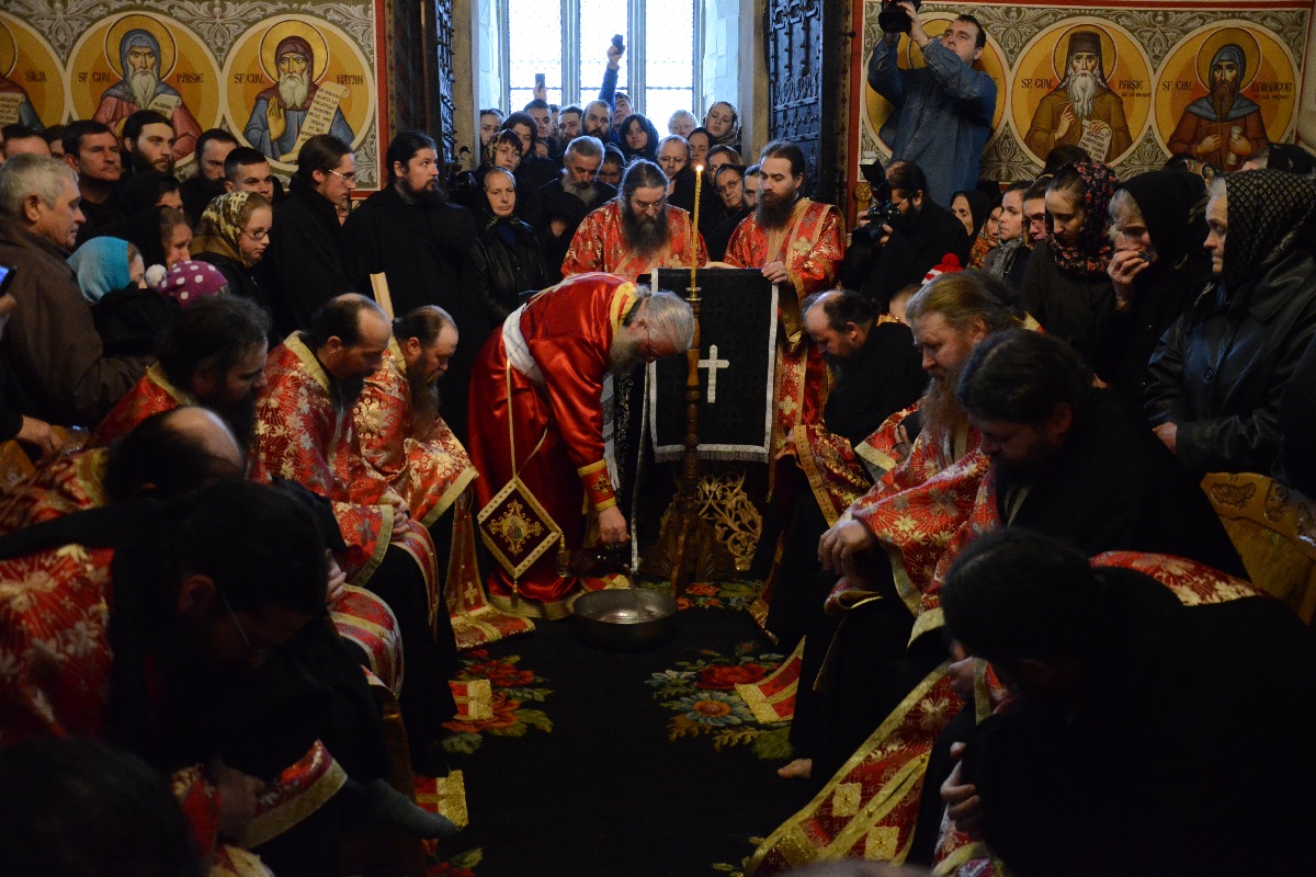 Rânduia spălării picioarelor – Mănăstirea Putna/ Foto: Tudorel Rusu Stareţul Putnei, la rânduiala spălării picioarelor: „Numai prin smerenie şi slujire putem iubi”