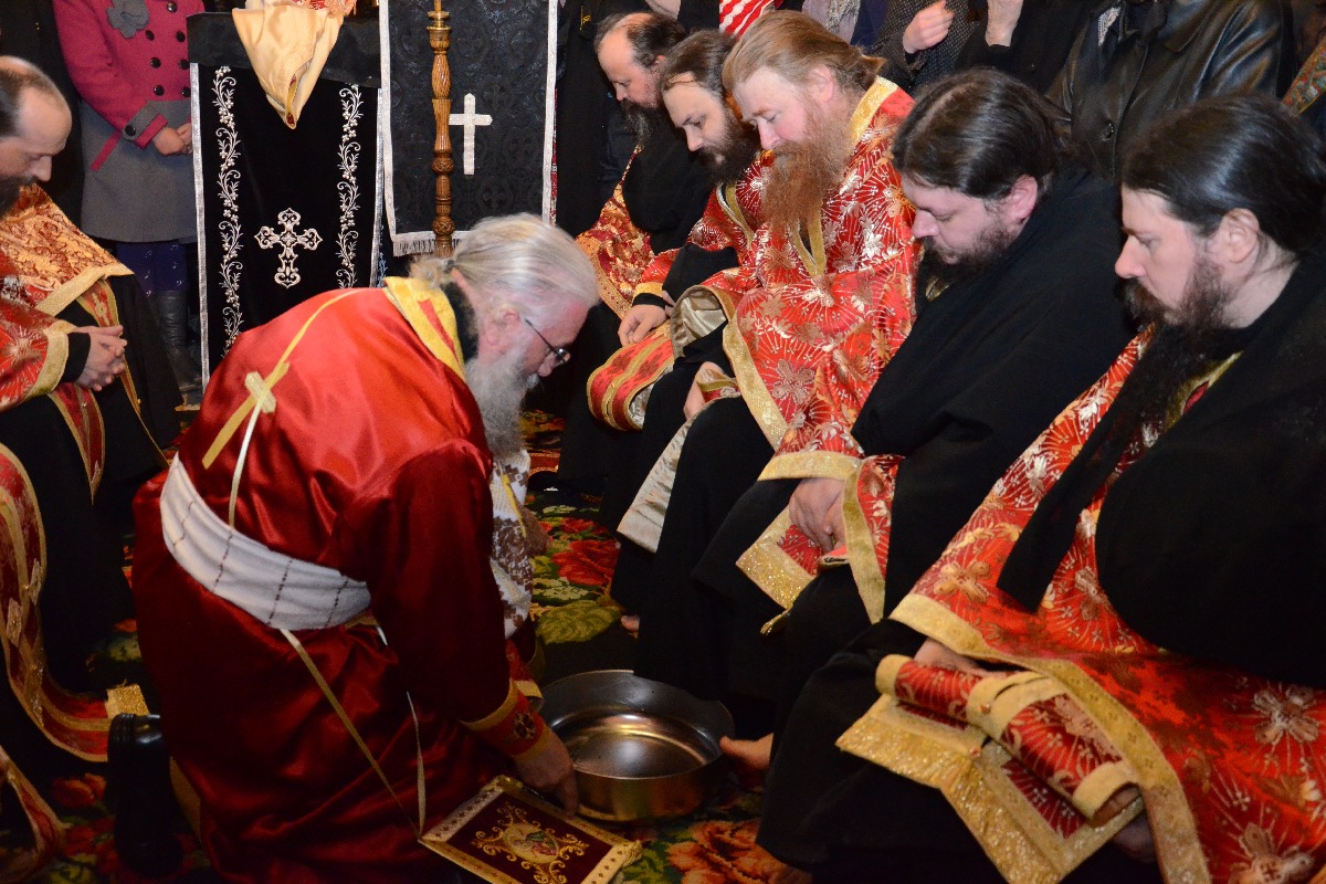 Stareţul Putnei, la rânduiala spălării picioarelor: „Numai prin smerenie şi slujire putem iubi” Stareţul Putnei, la rânduiala spălării picioarelor: „Numai prin smerenie şi slujire putem iubi”