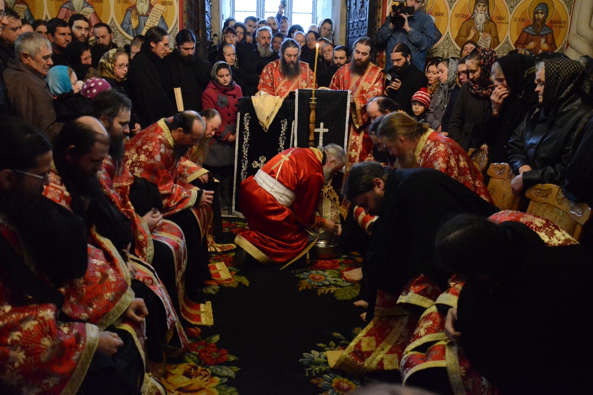 Stareţul Putnei, la rânduiala spălării picioarelor: „Numai prin smerenie şi slujire putem iubi” Stareţul Putnei, la rânduiala spălării picioarelor: „Numai prin smerenie şi slujire putem iubi”