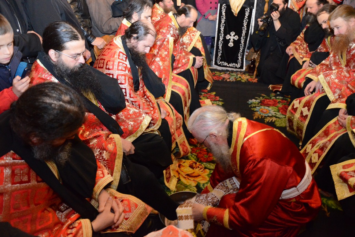 Stareţul Putnei, la rânduiala spălării picioarelor: „Numai prin smerenie şi slujire putem iubi” Stareţul Putnei, la rânduiala spălării picioarelor: „Numai prin smerenie şi slujire putem iubi”