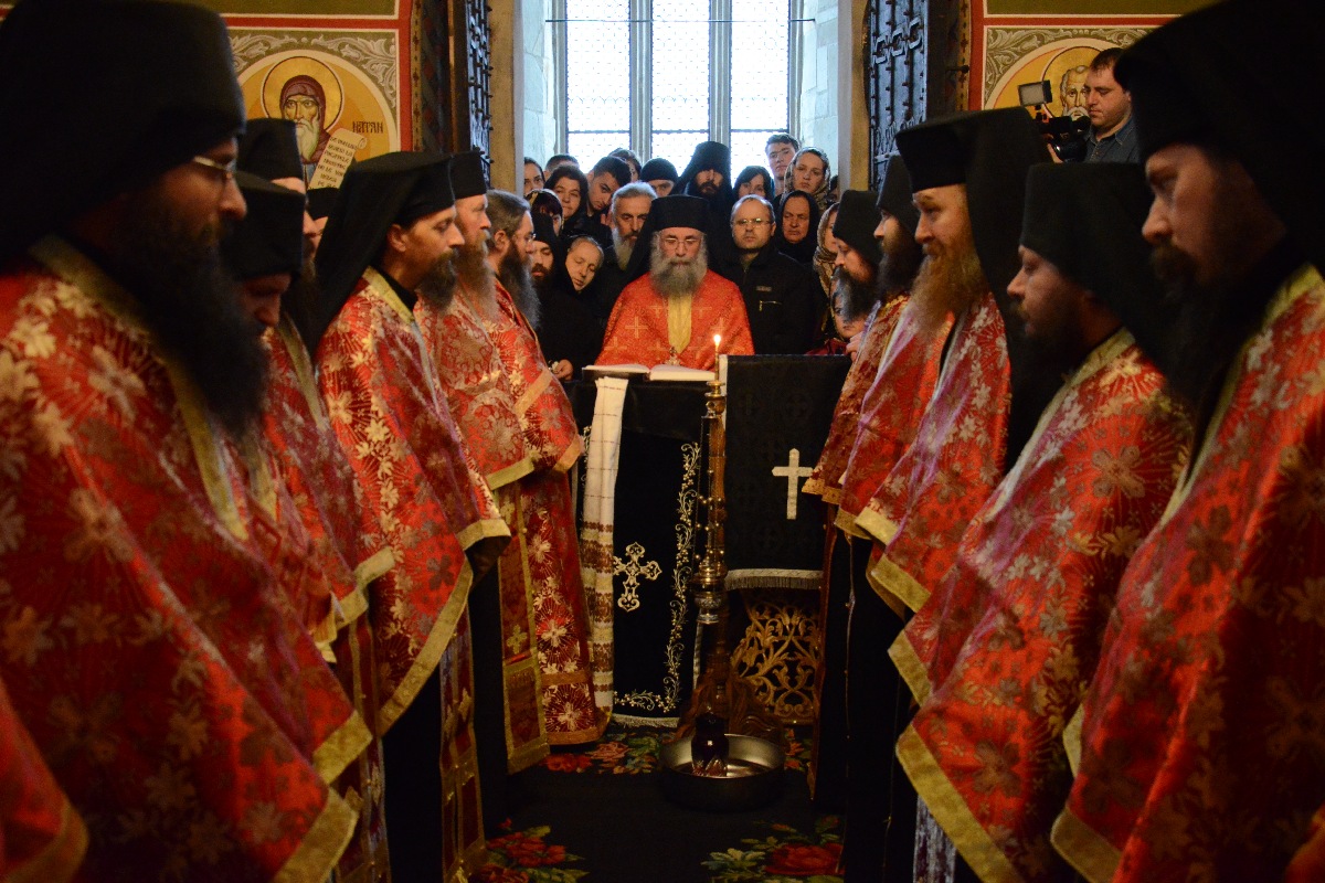 Stareţul Putnei, la rânduiala spălării picioarelor: „Numai prin smerenie şi slujire putem iubi” Stareţul Putnei, la rânduiala spălării picioarelor: „Numai prin smerenie şi slujire putem iubi”