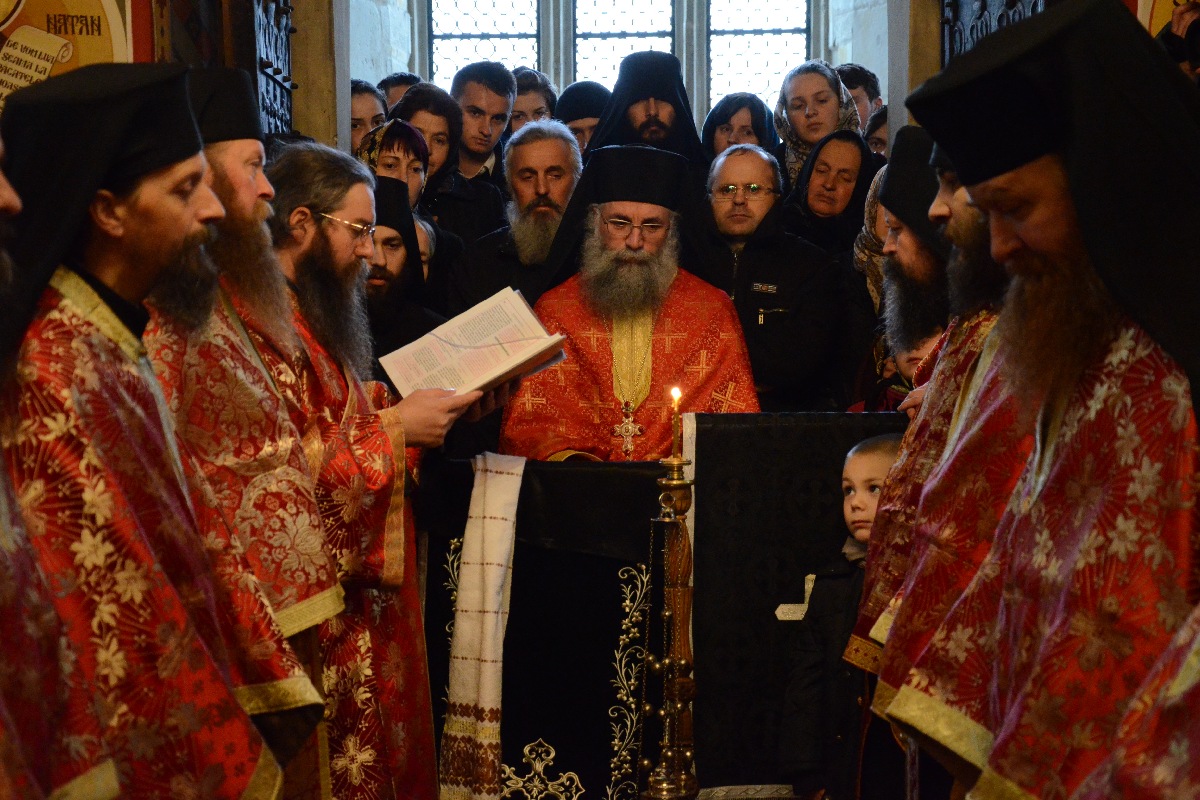 Stareţul Putnei, la rânduiala spălării picioarelor: „Numai prin smerenie şi slujire putem iubi” Stareţul Putnei, la rânduiala spălării picioarelor: „Numai prin smerenie şi slujire putem iubi”