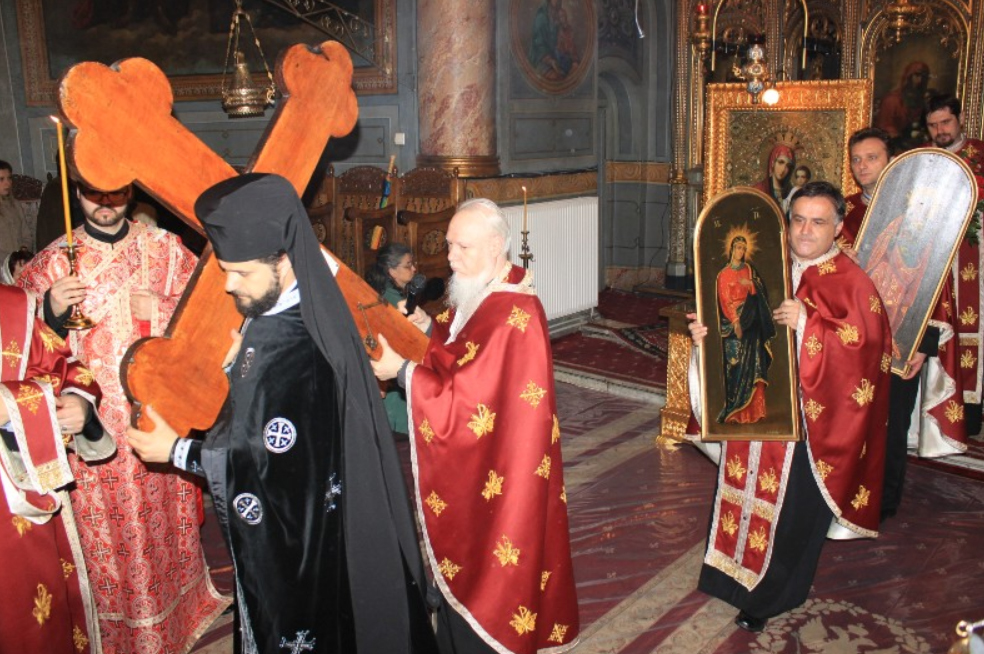 Suferinţele Mântuitorului retrăite în rugăciune de credincioşii din Râmnicu Vâlcea la Denia celor 12 Evanghelii