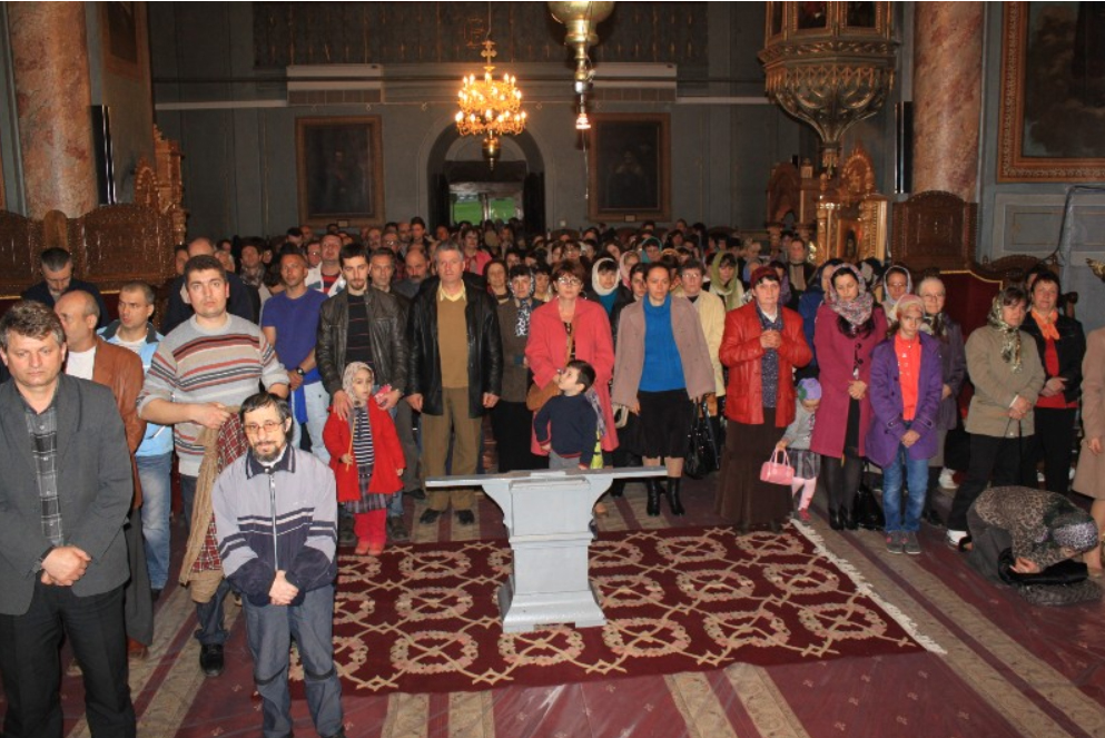 Suferinţele Mântuitorului retrăite în rugăciune de credincioşii din Râmnicu Vâlcea la Denia celor 12 Evanghelii