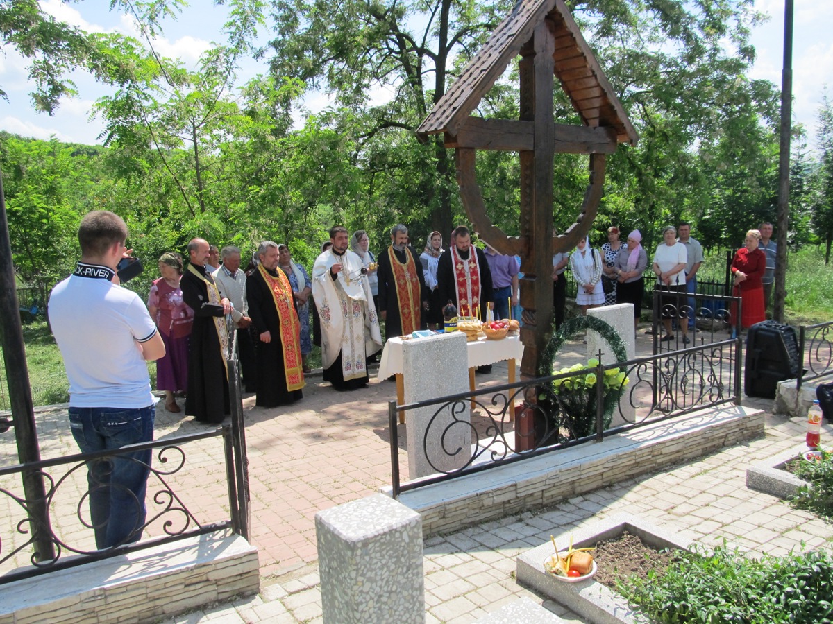 Slujbă de pomenire a eroilor români la Nicolăeuca Slujbă de pomenire a eroilor români la Nicolăeuca