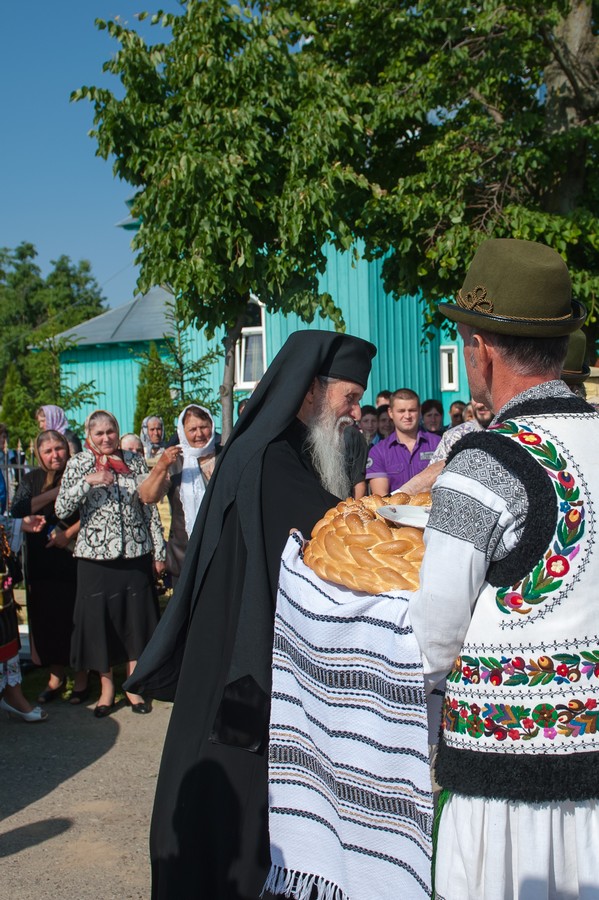 Binecuvântare arhierească în Parohia Bogdăneşti 1