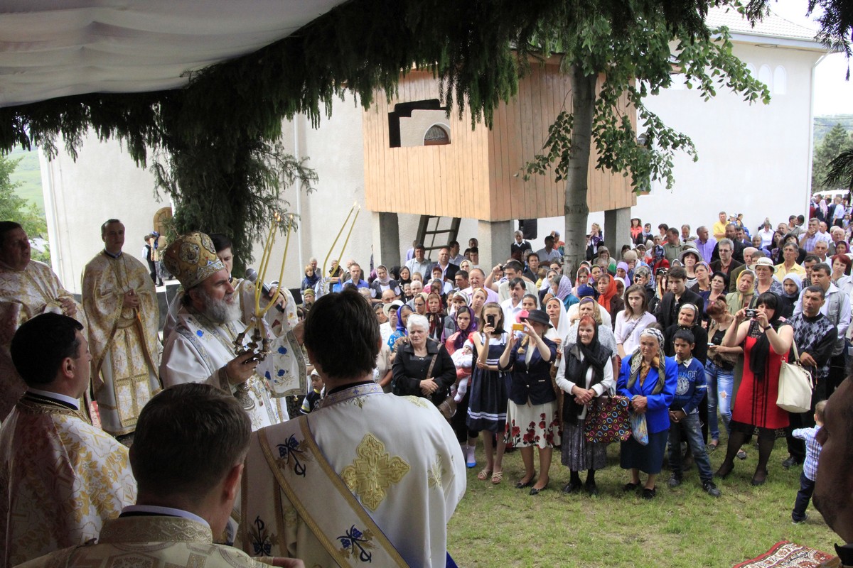 Biserica din Lipova a primit veşmântul sfinţirii