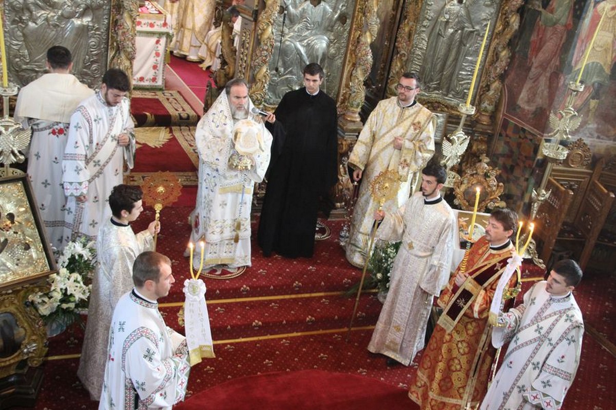 Sărbătoare la catedrala din Roman Sărbătoare la catedrala din Roman