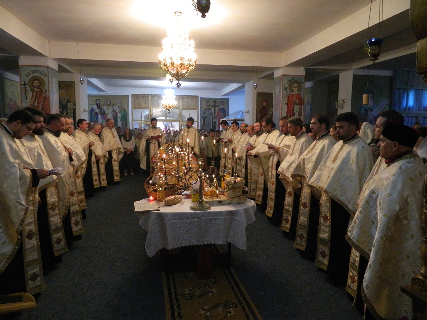 Parohia Gara Veche şi Seminarul Teologic din Piatra Neamţ i-au serbat împreună pe Sfinţii Împăraţi Constantin şi Elena