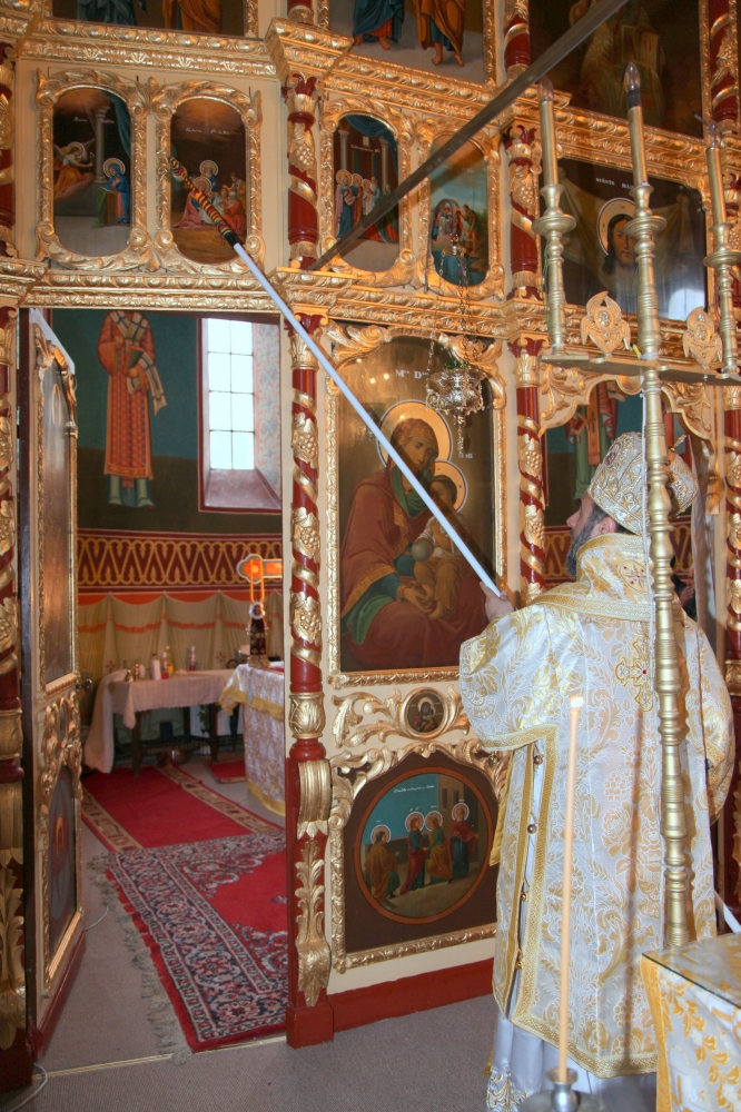 Sfinţirea bisericii Parohiei buzoiene Racoviţeni