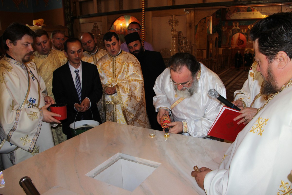 Biserica din Lipova a primit veşmântul sfinţirii