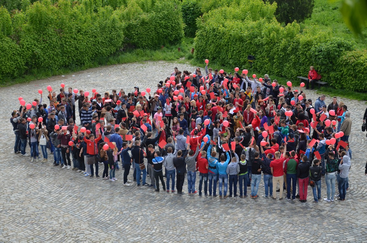 Tinerii ieşeni şi-au înălţat inimile la Mănăstirea Cetăţuia