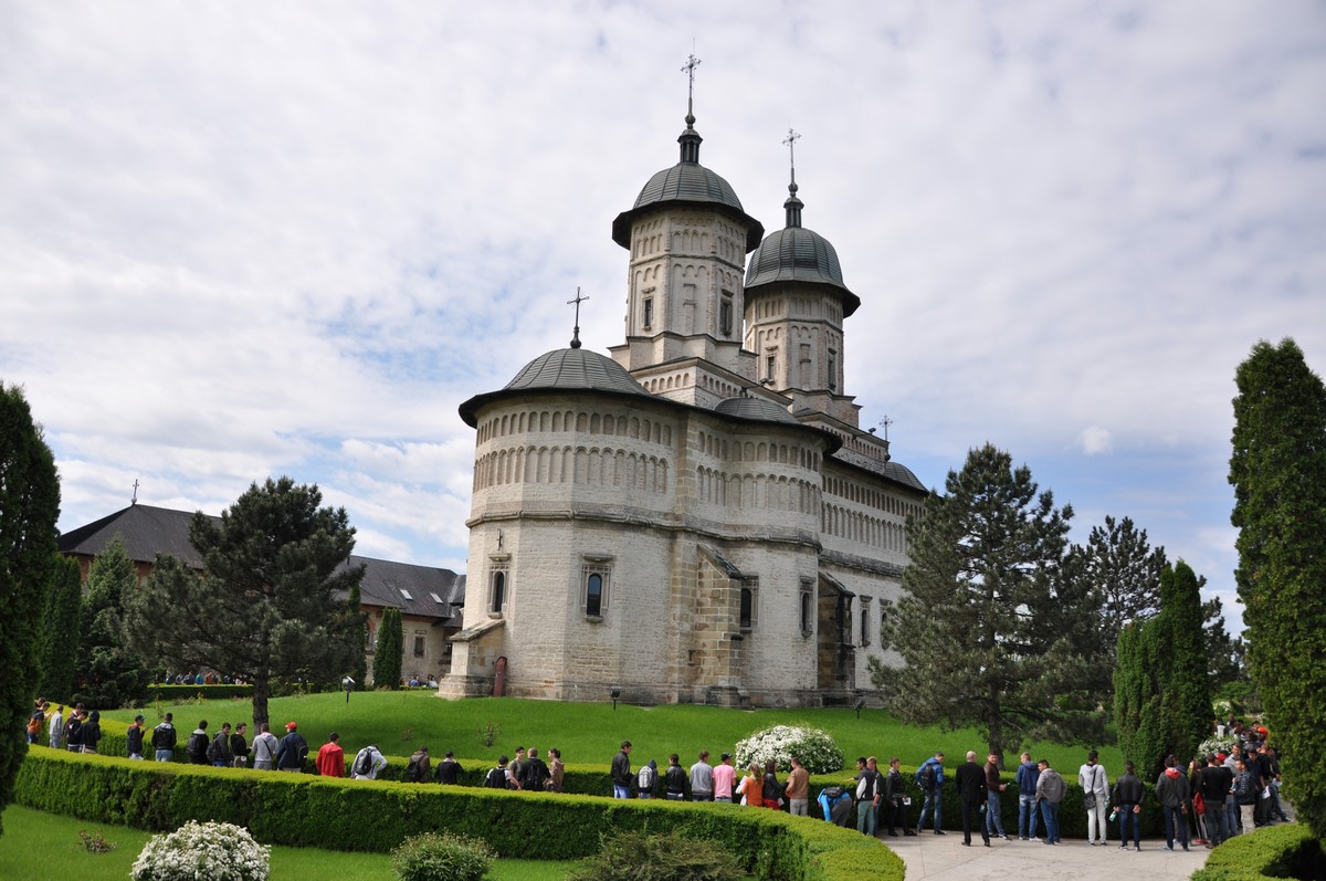 Tinerii ieşeni şi-au înălţat inimile la Mănăstirea Cetăţuia
