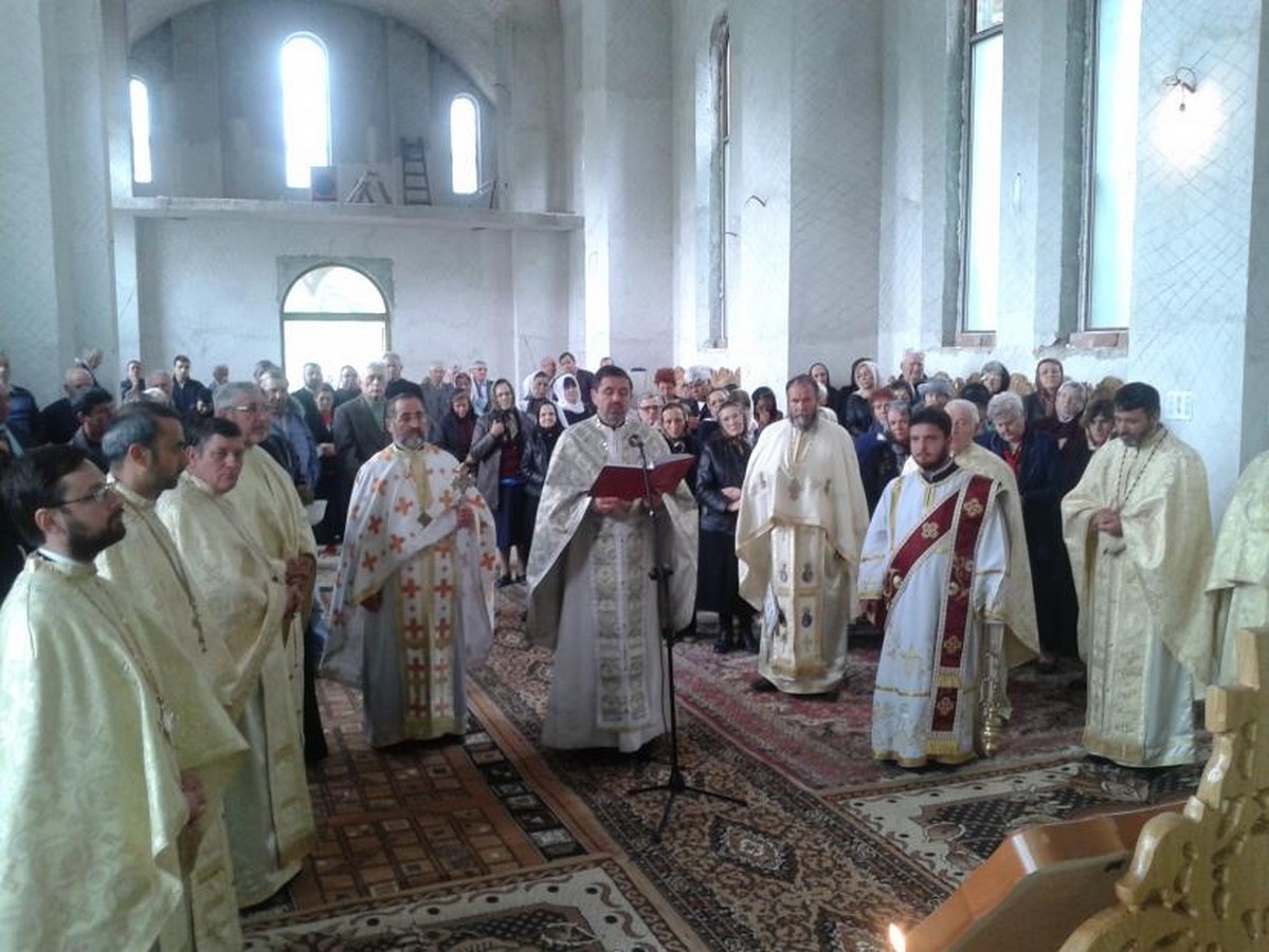 Liturghie în biserica ce străjuieşte Munţii Oituzului