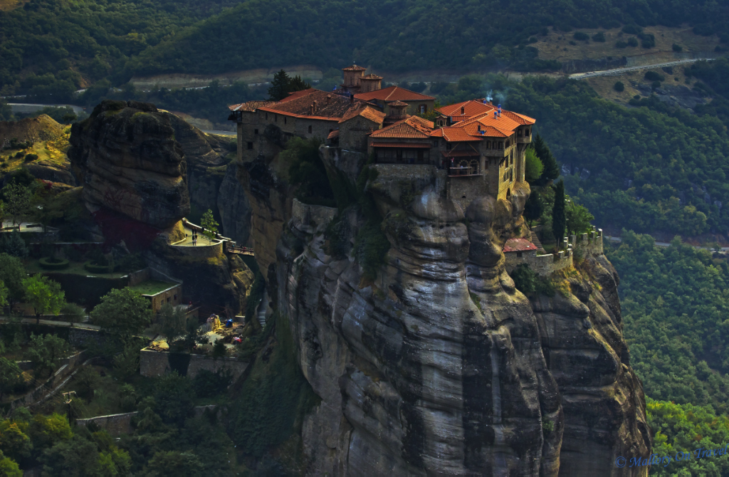 Mănăstiri ortodoxe „pe marginea prăpastiei”