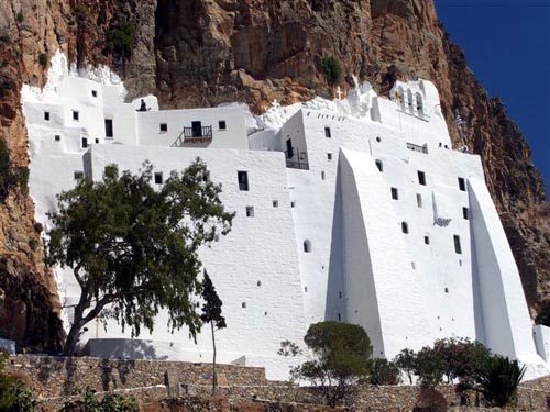 Mănăstiri ortodoxe „pe marginea prăpastiei”