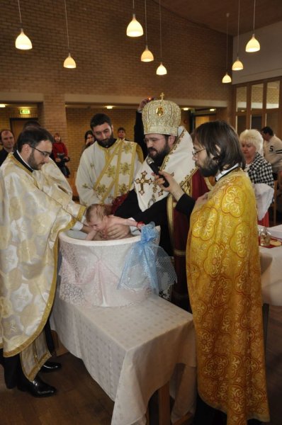 Taina Hirotoniei şi Taina Sfântului Botez săvârşite de Preasfinţitul Episcop Macarie în fiordul norvegian Haugesund Taina Hirotoniei şi Taina Sfântului Botez săvârşite de Preasfinţitul Episcop Macarie în fiordul norvegian Haugesund