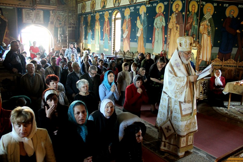 Liturghie arhierească la Biserica ”Înălţarea Domnului" din Curtea de Argeş Liturghie arhierească la Biserica ”Înălţarea Domnului" din Curtea de Argeş