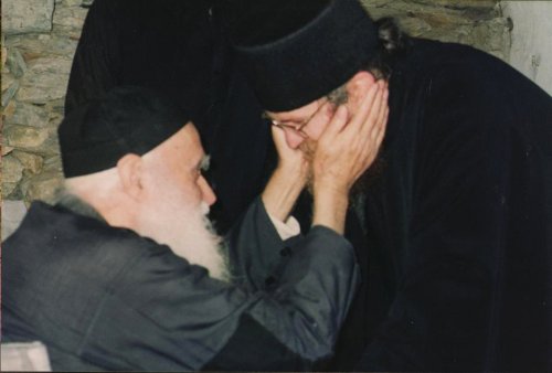 Un om slab cu sufletul şi ne­iubitor de virtute nu rabdă să convieţu­iască nici cu sfinţii