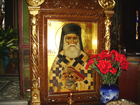 Sfântul Nectarie aduce un om la spovedanie Sfântul Nectarie aduce un om la spovedanie