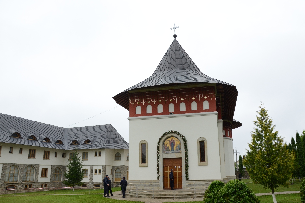 Şase ierarhi la sfinţirea noii biserici a Mănăstirii Popăuţi (Galerie FOTO) Şase ierarhi la sfinţirea noii biserici a Mănăstirii Popăuţi (Galerie FOTO)