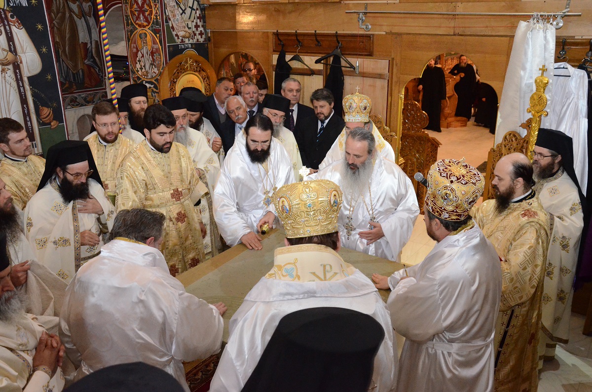 Şase ierarhi la sfinţirea noii biserici a Mănăstirii Popăuţi (Galerie FOTO)