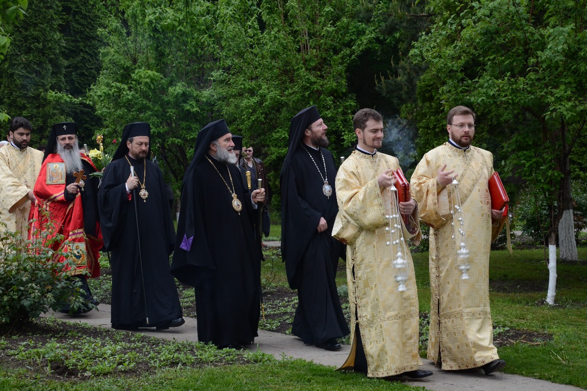 Şase ierarhi la sfinţirea noii biserici a Mănăstirii Popăuţi (Galerie FOTO) Şase ierarhi la sfinţirea noii biserici a Mănăstirii Popăuţi (Galerie FOTO)