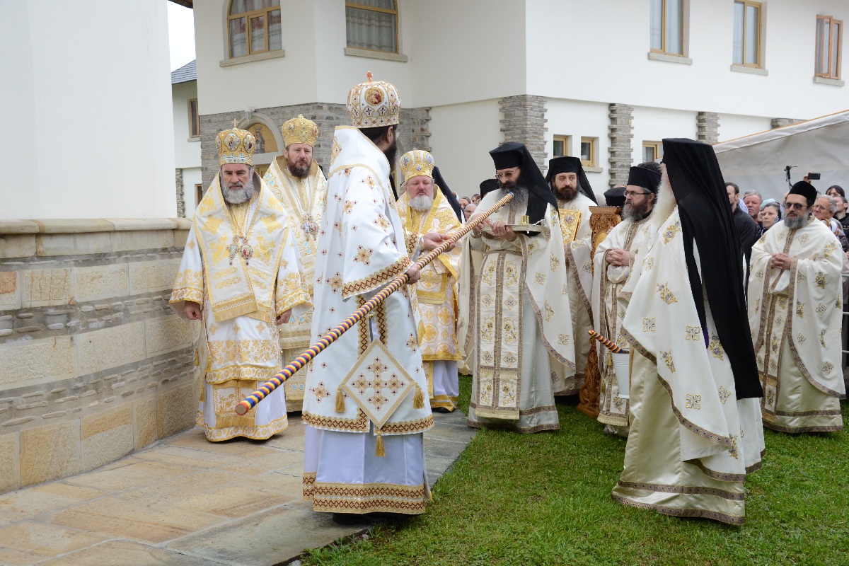 Şase ierarhi la sfinţirea noii biserici a Mănăstirii Popăuţi (Galerie FOTO) Şase ierarhi la sfinţirea noii biserici a Mănăstirii Popăuţi (Galerie FOTO)